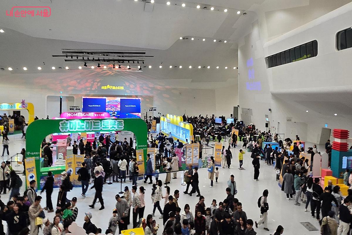 많은 사람으로 붐볐던 행사 ⓒ김윤경
