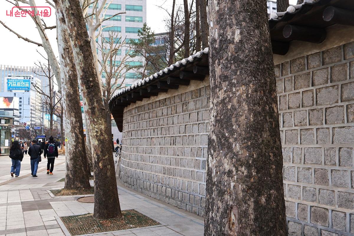 서울광장과 대한문이 맞닿은 덕수궁 돌담길 동측 &copy;이봉덕