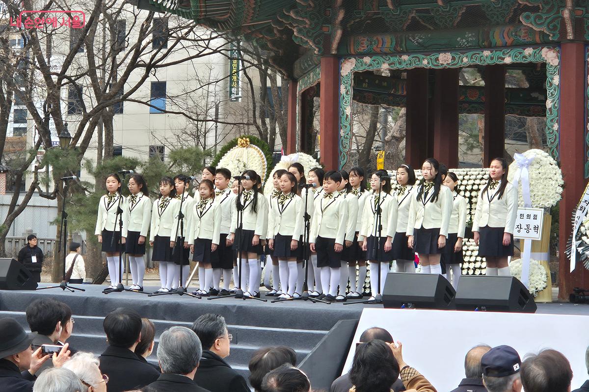 이날 행사에서 애국가와 삼일절의 노래를 제창한 '종로구립 소년소녀 합창단'