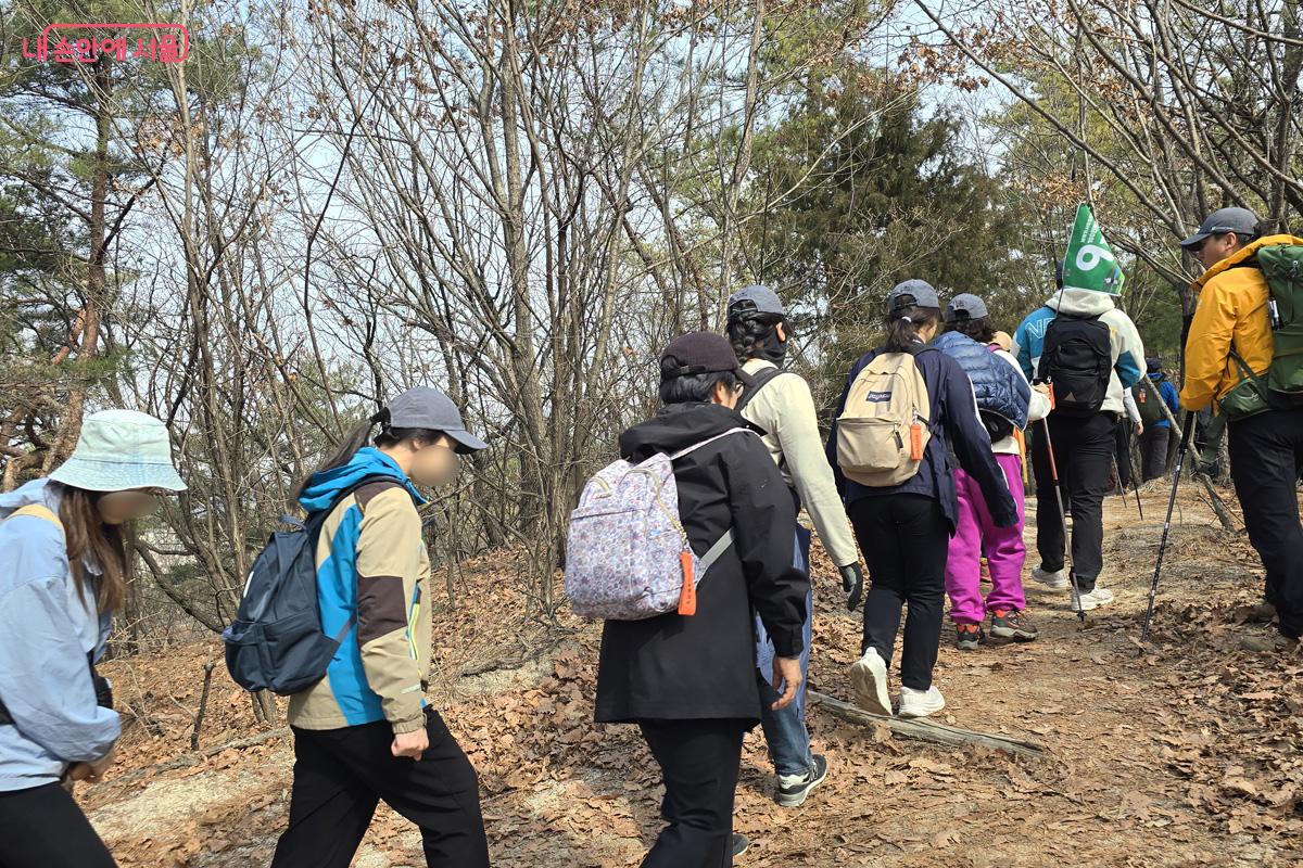 참가자들은 10명씩 조를 이뤄 질서 있게 산둘레길을 걸었다. &copy;김경희