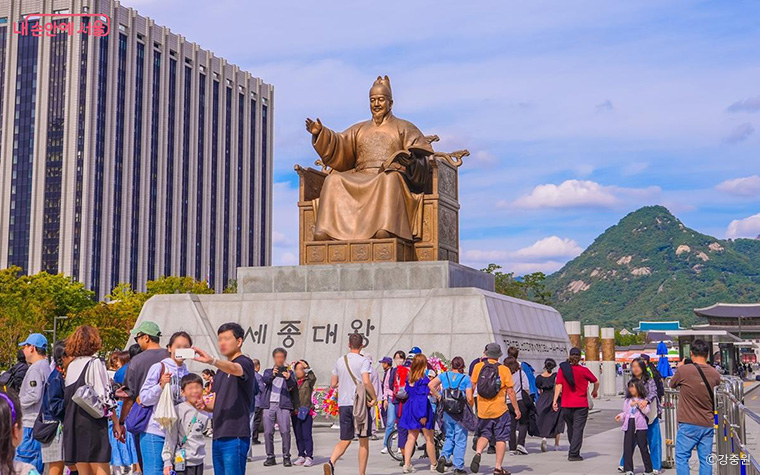 광화문광장에 위치한 세종대왕 동상