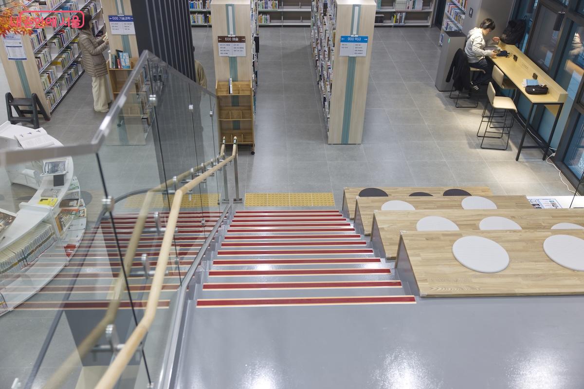 각 층이 연결되어 있는 재밌는 구조로 오래 머물고 싶은 도서관이었다