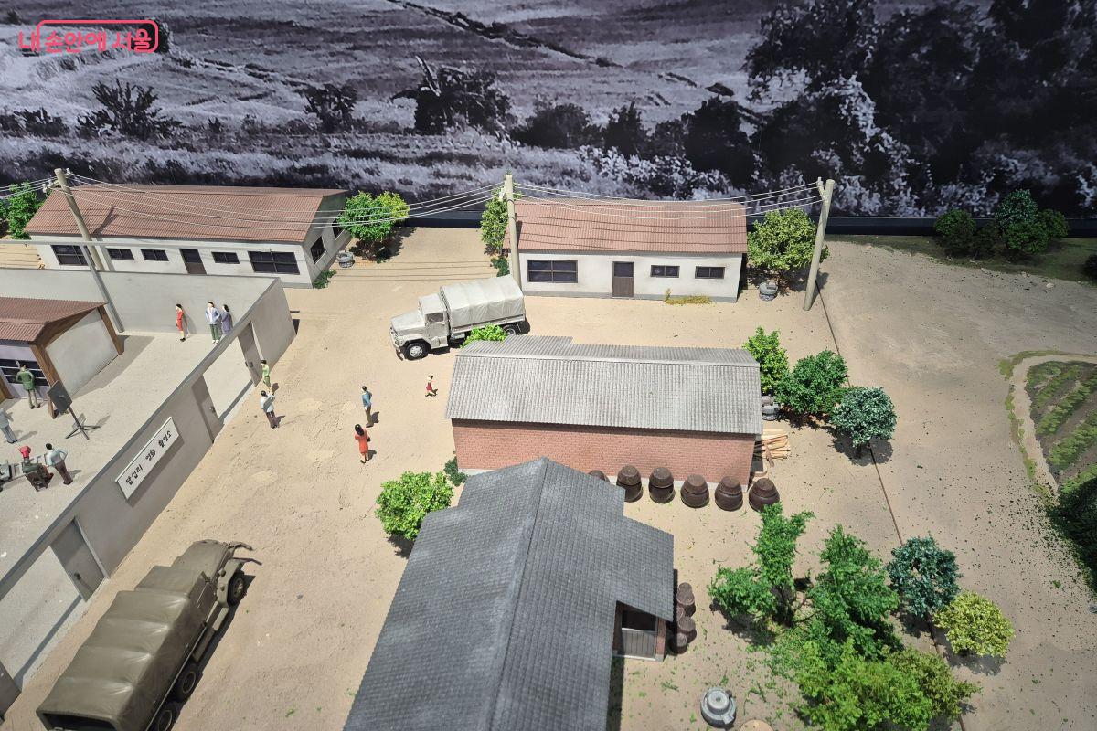 전시실에서 볼 수 있는 예전 촬영소의 모습을 재현한 미니어처