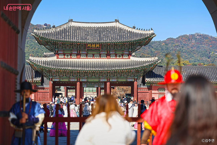 경복궁을 찾은 관광객들