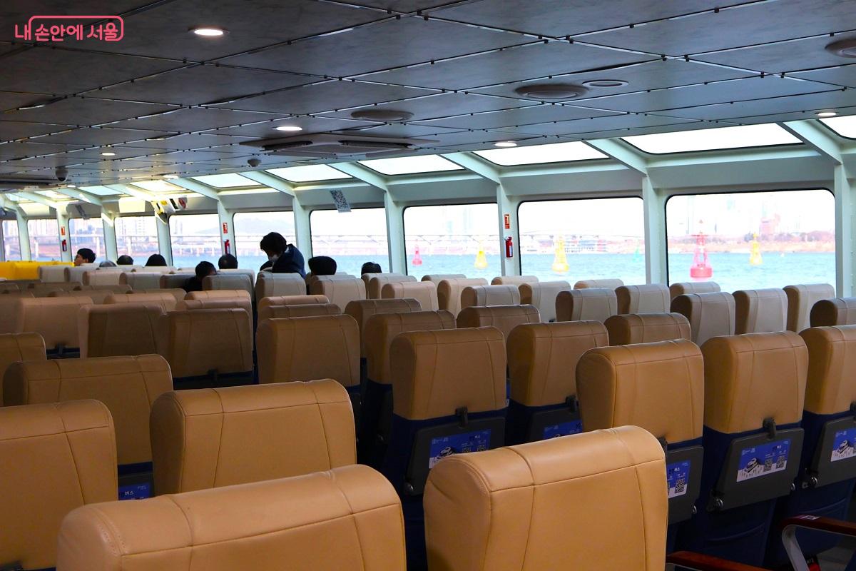 넓은 창을 통해 한강의 파노라마 뷰를 감상할 수 있다. ⓒ이봉덕