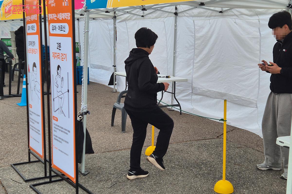 여의도공원 한복판에 마련된 &lsquo;찾아가는 서울체력장&rsquo;은 최고의 핫플레이스였다. 