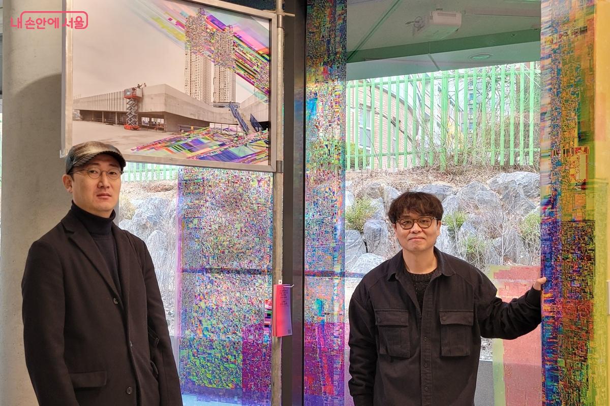 브이엔알(VNR)이라는 팀명으로 협업한 김천수(왼쪽) 작가와 김태동(오른쪽) 작가 ©김현지