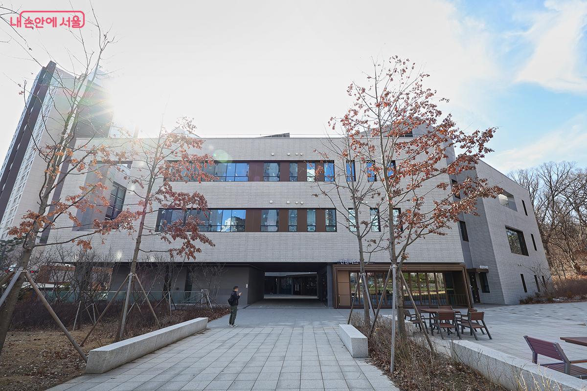 강동구 근린공원 사이에 자리한 &lsquo;강동숲속도서관&rsquo; &copy;김주연