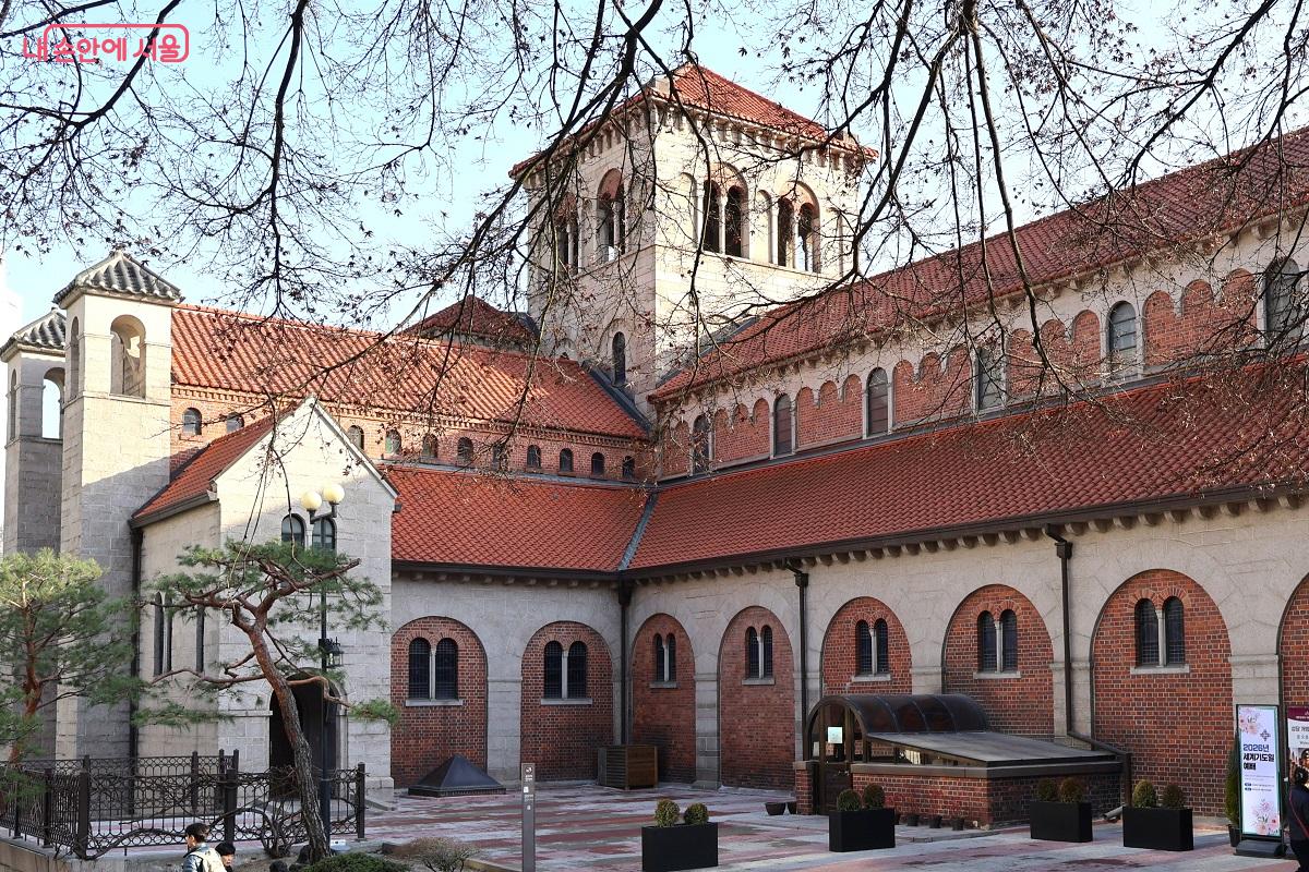 로마네스크 양식의 웅장함과 기와의 곡선미가 어우러진 대한성공회 서울주교좌성당 &copy;이봉덕