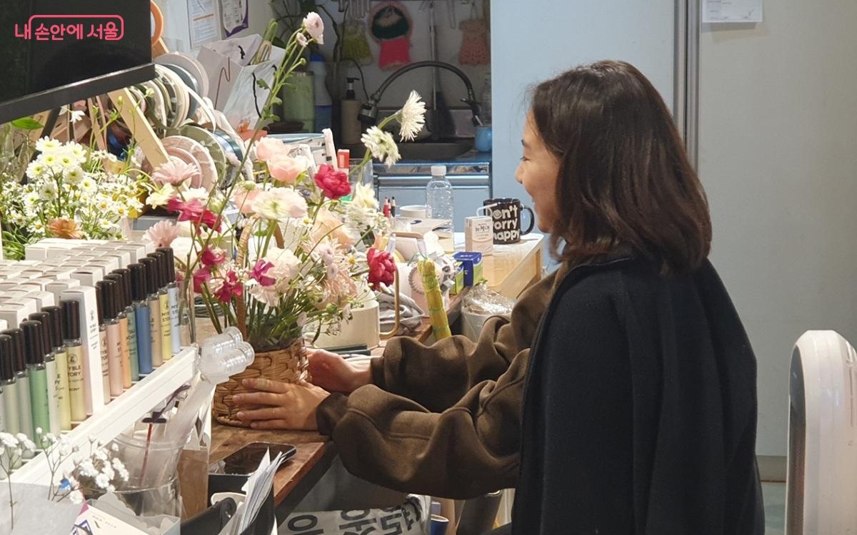 '뵈뵈플라워'에서는 고립된 어르신들에게 꽃바구니로 정서적 나눔을 실천 중이다. &copy;엄윤주