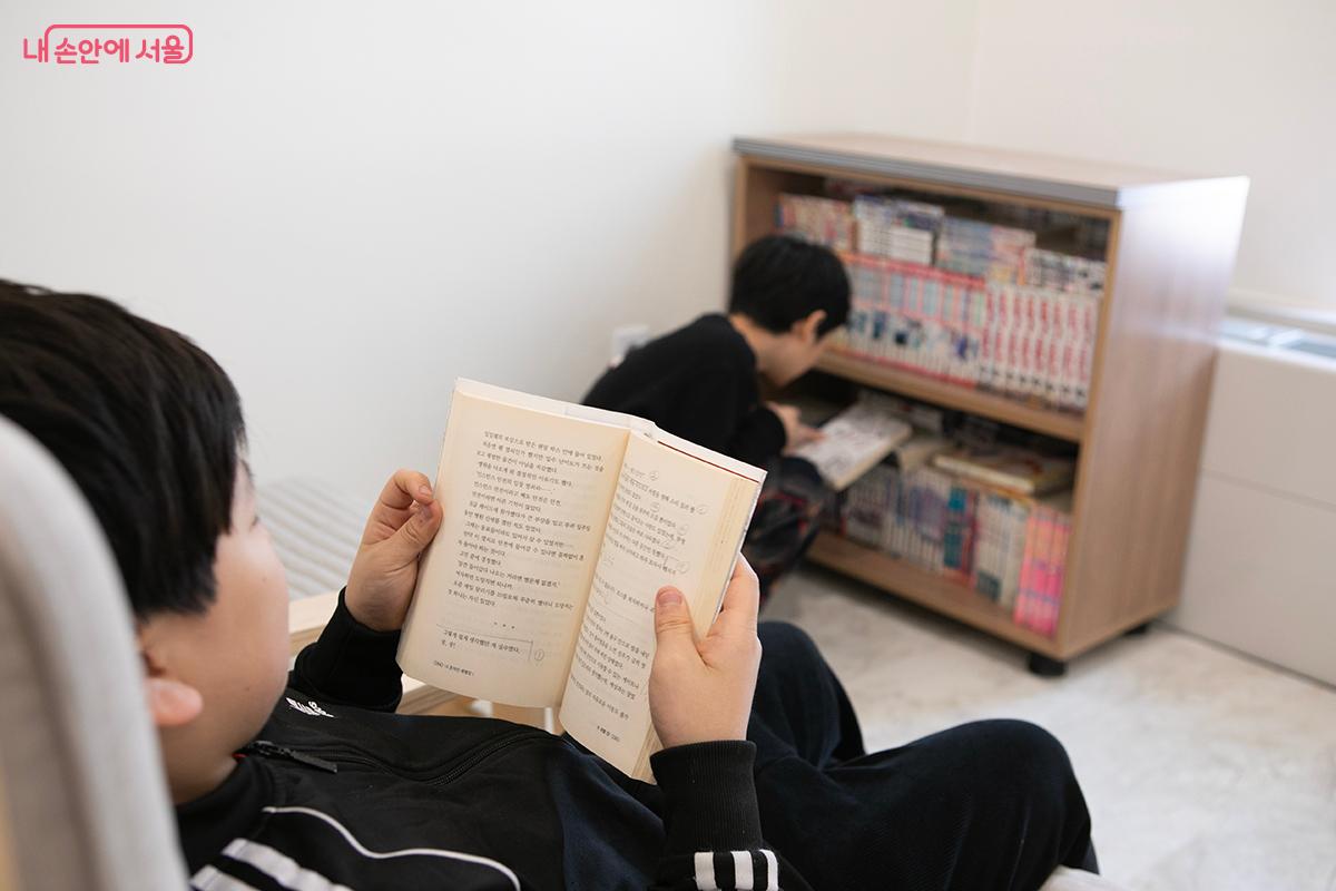 편하게 책을 보며 평온한 시간을 보내고 있는 아이 &copy;이란