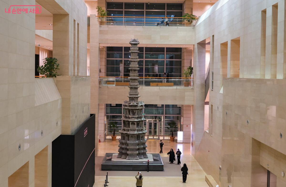 매주 수･토요일 오후 8시에는 경천사 십층석탑 미디어 파사드 '하늘 빛 탑'을 관람할 수 있다. &copy;박성환