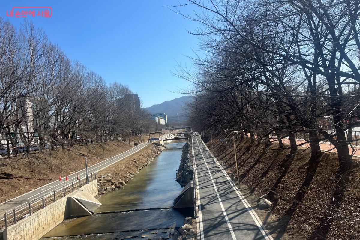 벚꽃 시즌이 기다려지는 여의천 수변활력거점 &copy;김연희