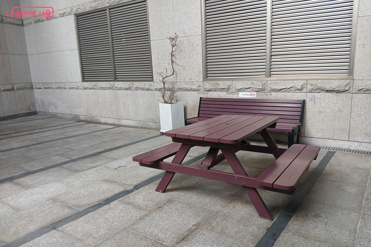 머리를 식힐 수 있는 야외 휴게 공간 ©최은영