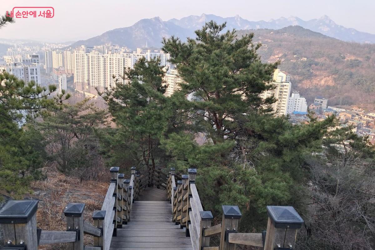 백련산에서 북한산 방향 하산 길로 가다 보면 깔끔하게 정비된 모습으로 마주치는 나무 데크 ©장형진