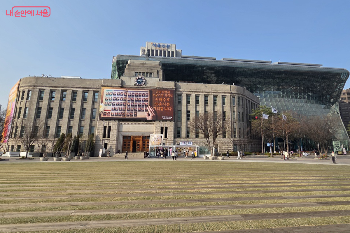 서울도서관 외벽 꿈새김판에는 서해수호 55용사를 기리기 위한 추모작품이 설치됐다. ©장미화
