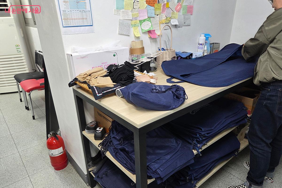 피팅 후 결정된 사이즈의 옷을 꼼꼼하게 포장해 주신다. ©이다현