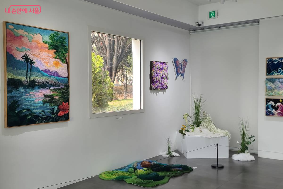 4월 30일까지 <IN SEASON: 봄의 조건>이라는 기획전시가 열린다.