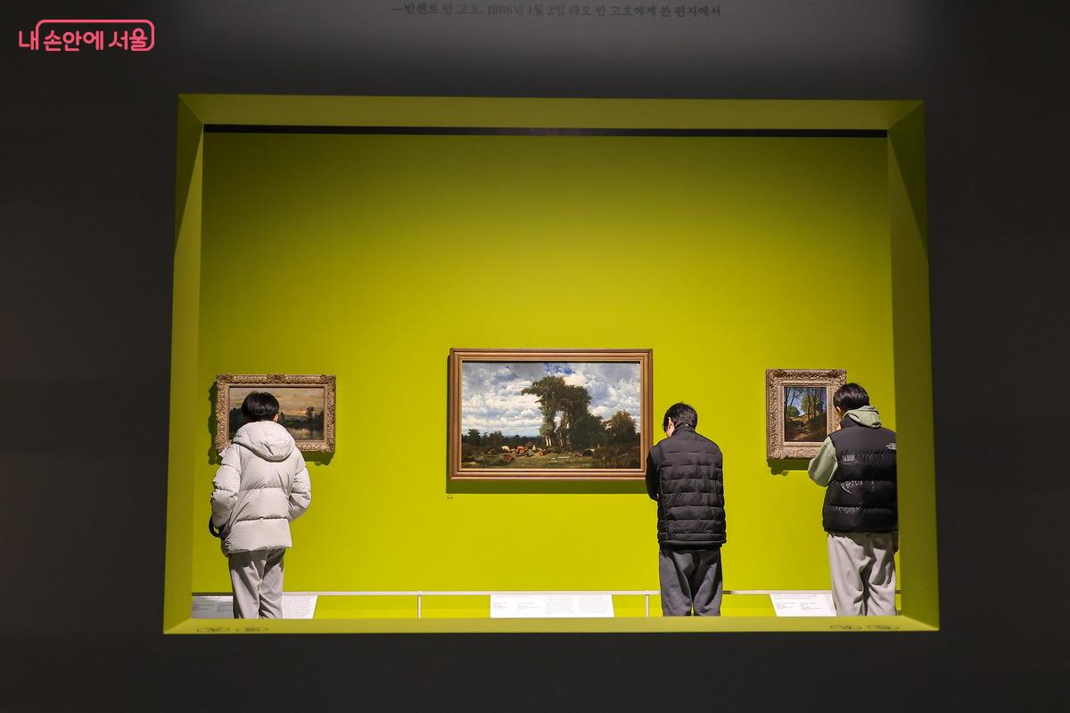 전시장 중간에 벽을 뚫어 작품을 보는 관람객의 재미를 더하고, 답답함을 줄였다. &copy;박성환