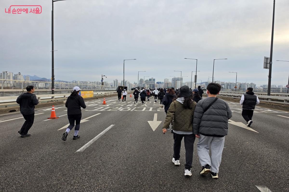 누군가는 걷고, 누군가는 뛴다. 괜찮다. 쉬엄쉬엄하니까.