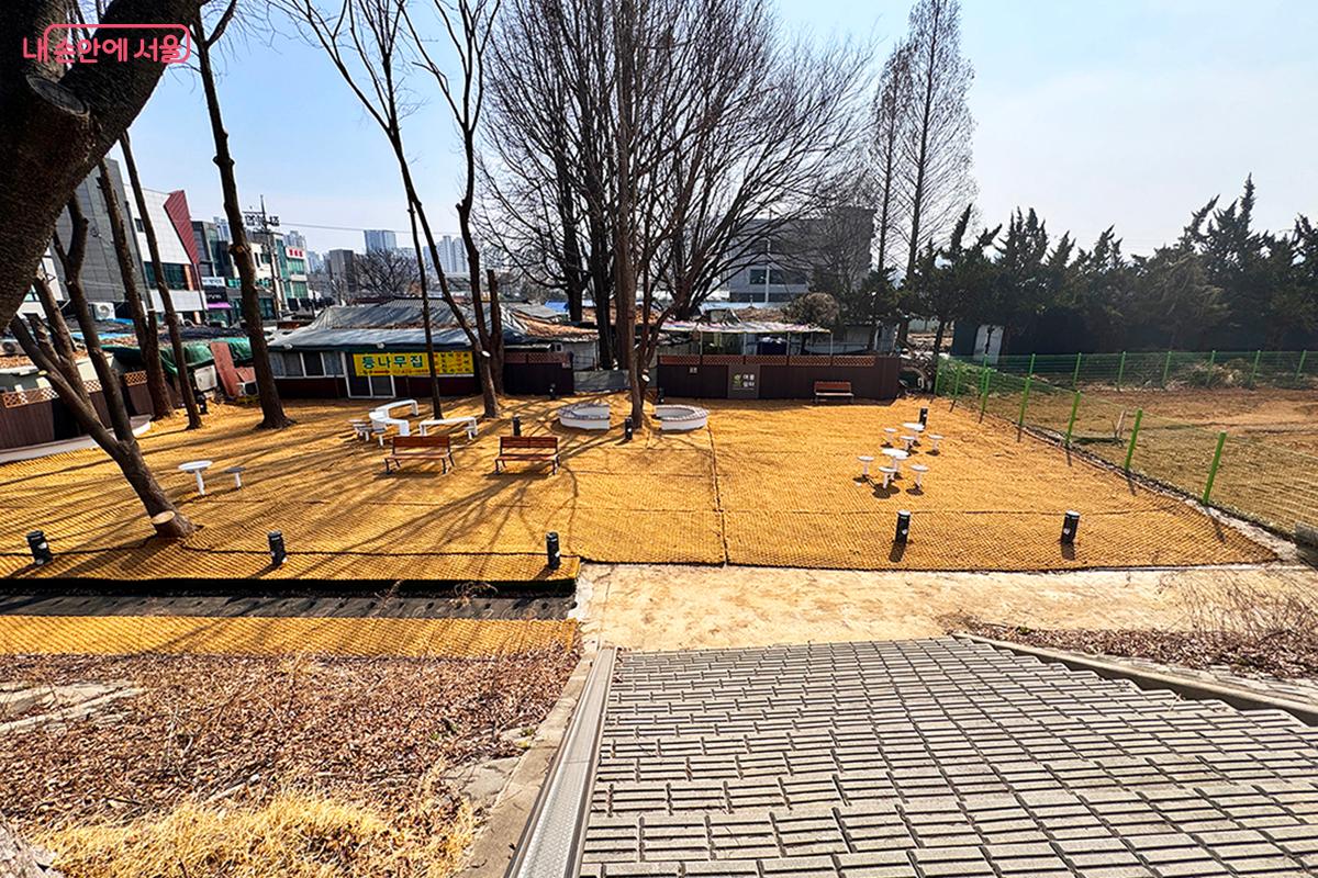 한강 입구 인근에 벤치와 테이블을 갖춘 여울쉼터가 조성되었다. &copy;전미애