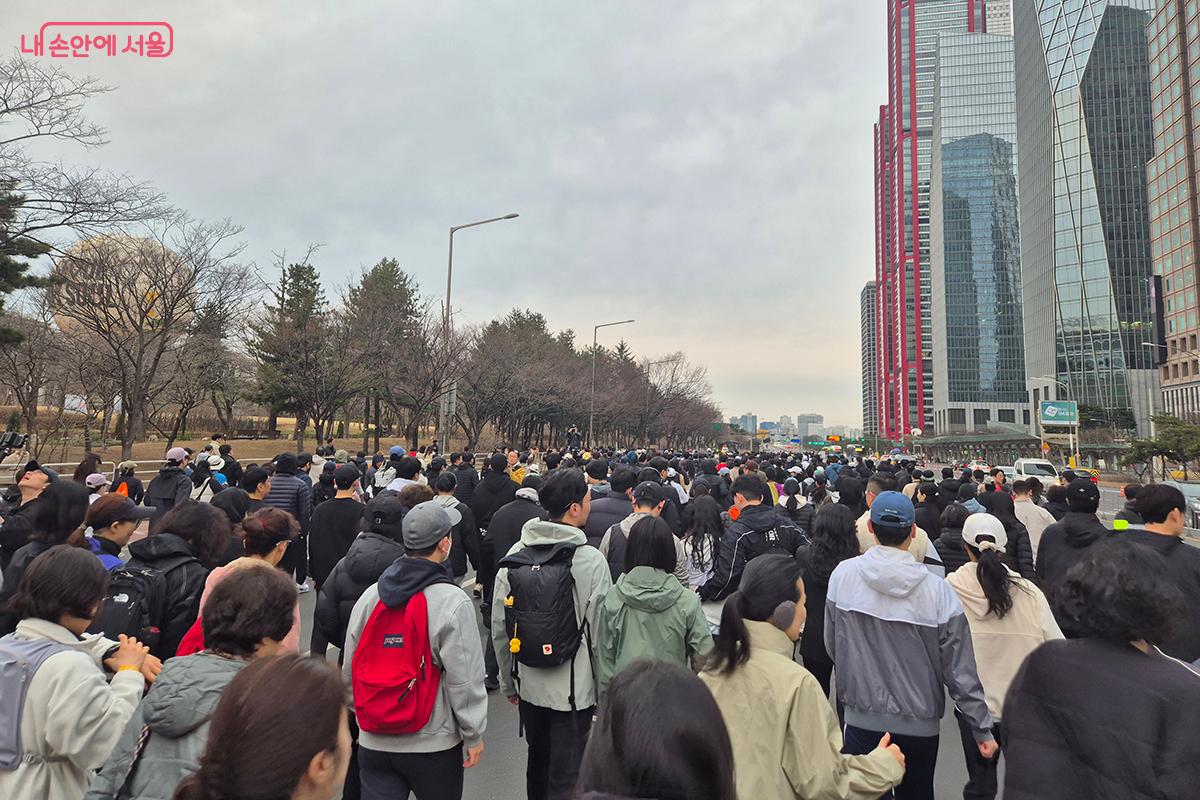 뛰거나 천천히 걷는 발걸음과 자전거들이 도로 위에서 평화로운 리듬을 만들어낸다.