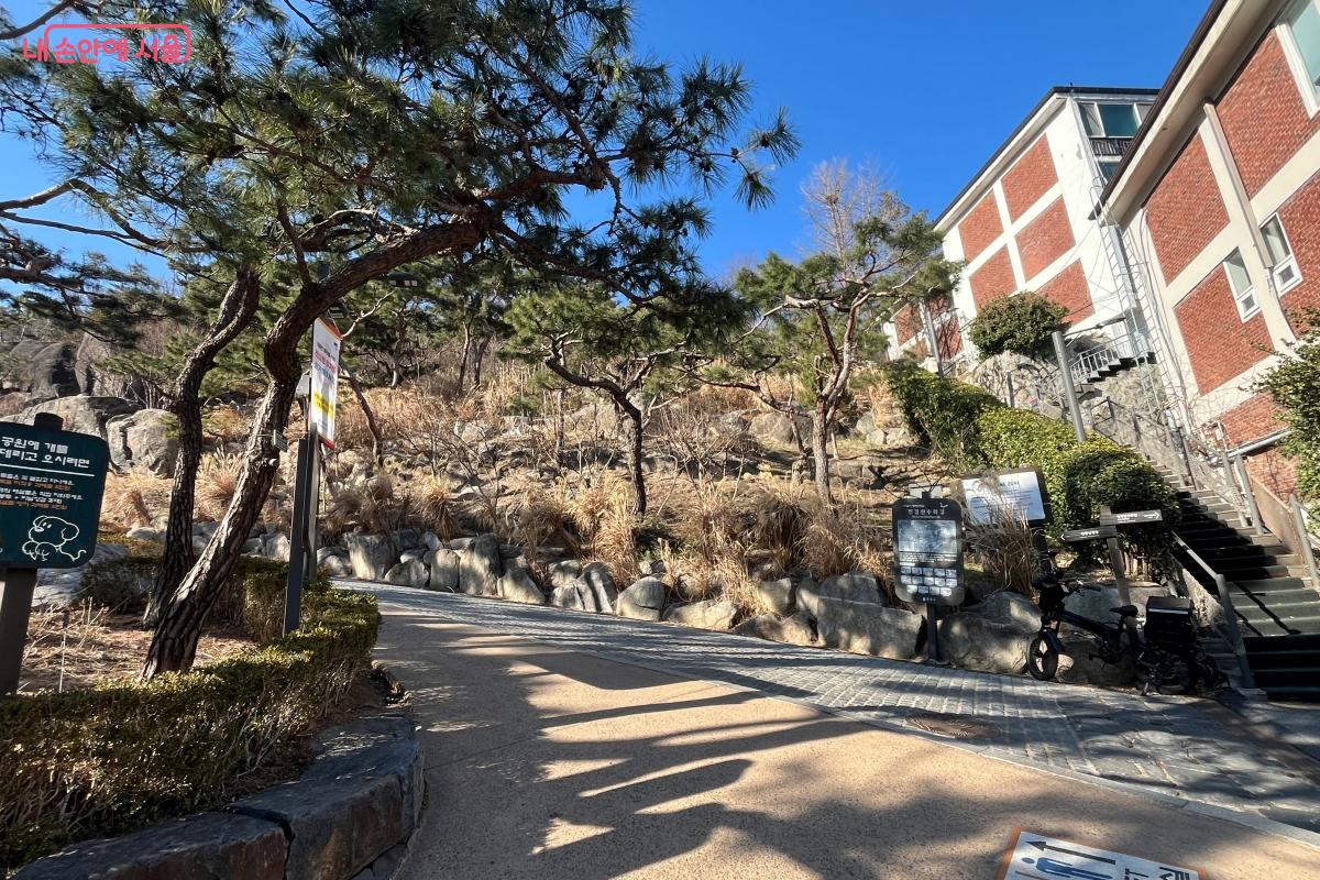 인왕산 자락 아래 흐르는 수성동 계곡으로 올라가는 가파른 길 &copy;김연희