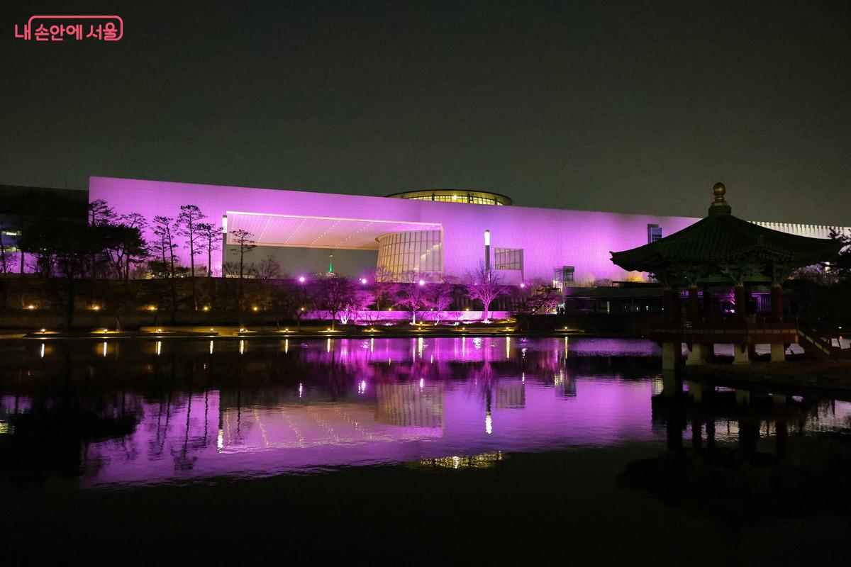 해외 팬들의 발길을 끊임없이 이끌고 있는 국립중앙박물관 &copy;박성환