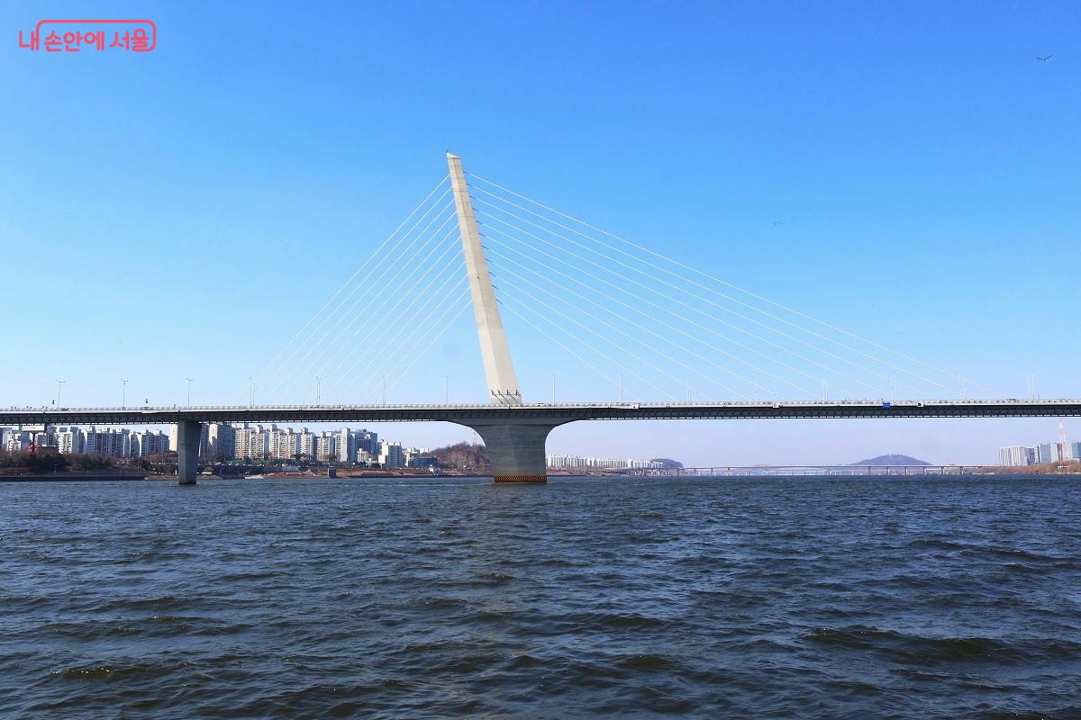 외벽이 사선으로 솟은 주탑이 특징인 월드컵 대교가 웅장한 직선미를 뽐낸다. ⓒ이봉덕