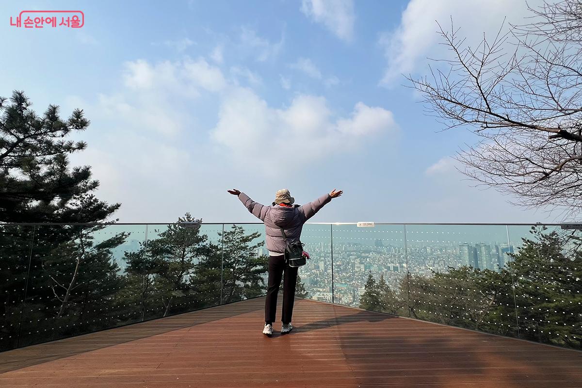 서울 도심을 한눈에 내려다볼 수 있는 노을전망대 &copy;이다현