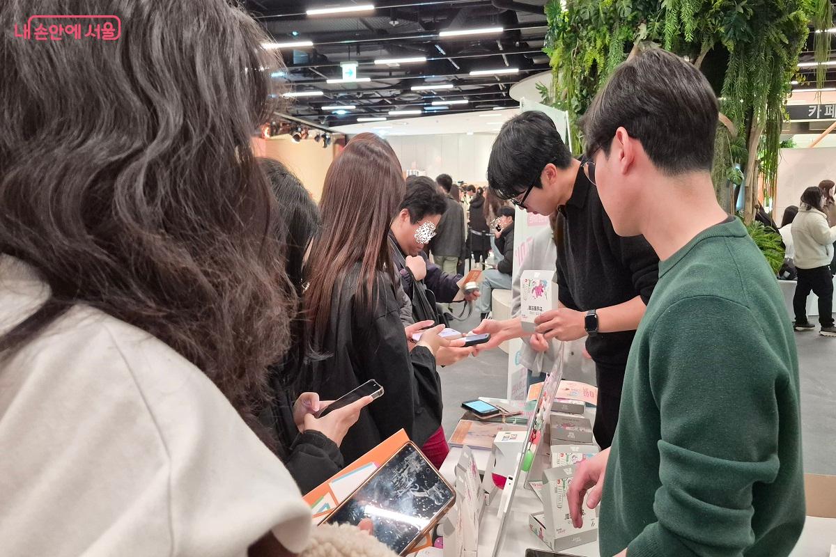 서울시 안전지키미 안심헬프미 수령 현장 &copy;권수진