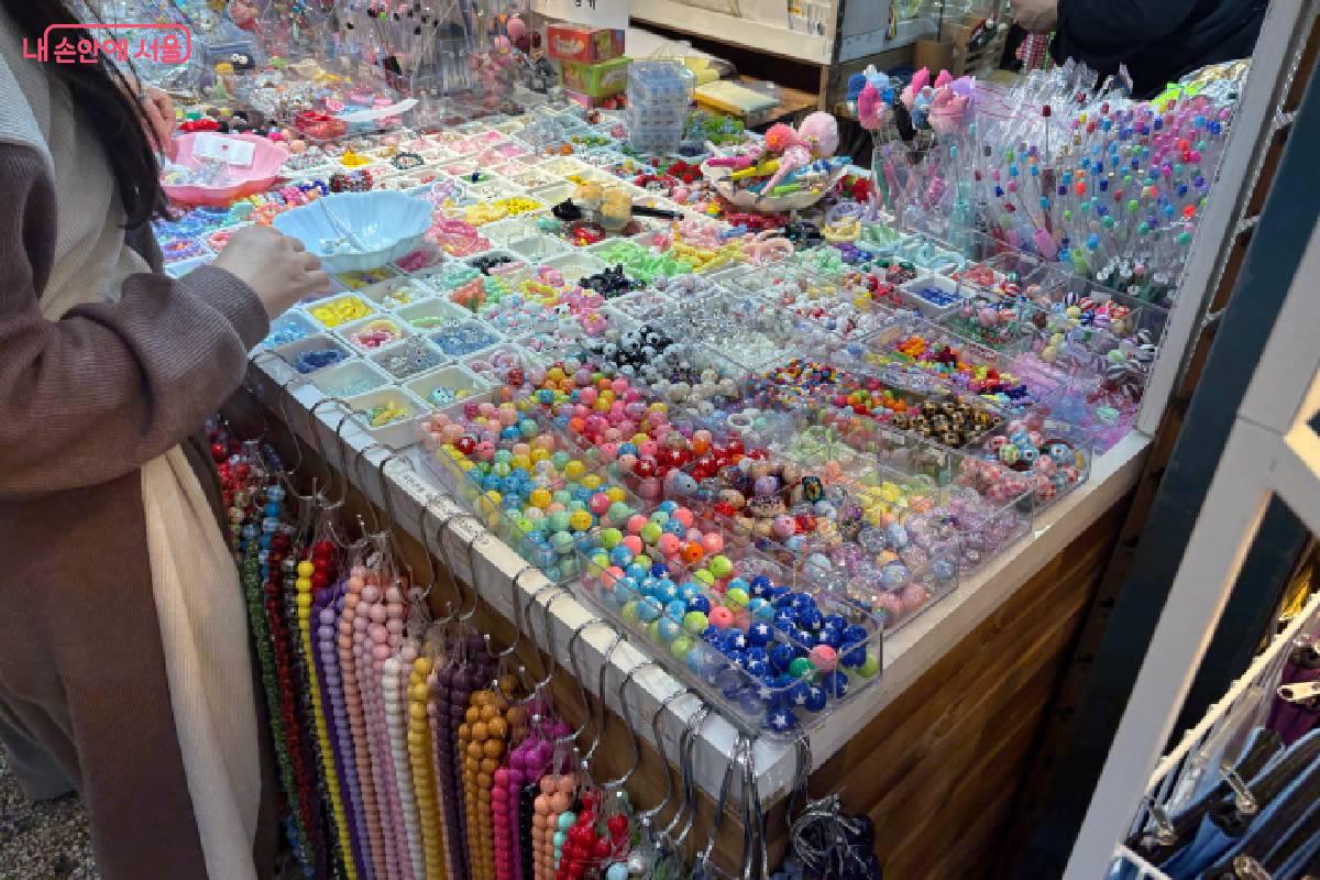 볼펜 꾸미기 파츠를 이용해 나만의 볼펜을 만들 수 있다. ©이양인