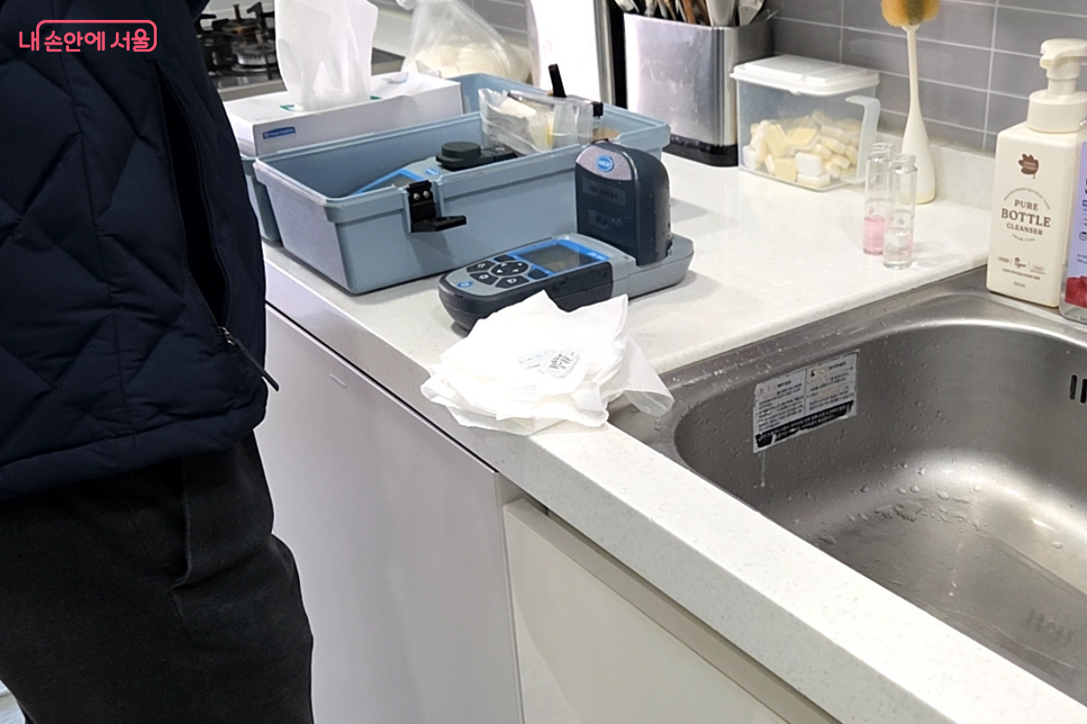 주방 싱크대에서 수돗물 수질검사가 진행되었다. &copy;김승아