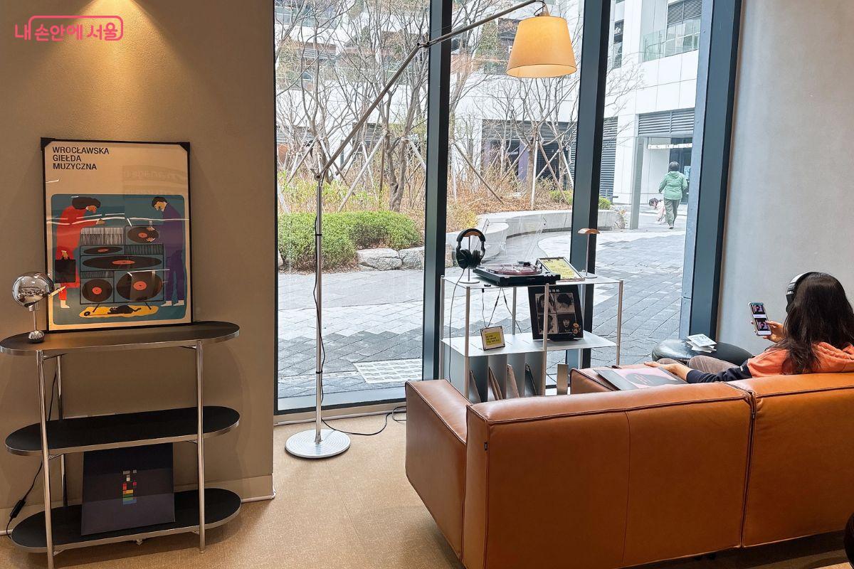 레코드 플레이어가 있어서 레트로 감성을 느낄 수 있다. &copy;김재형