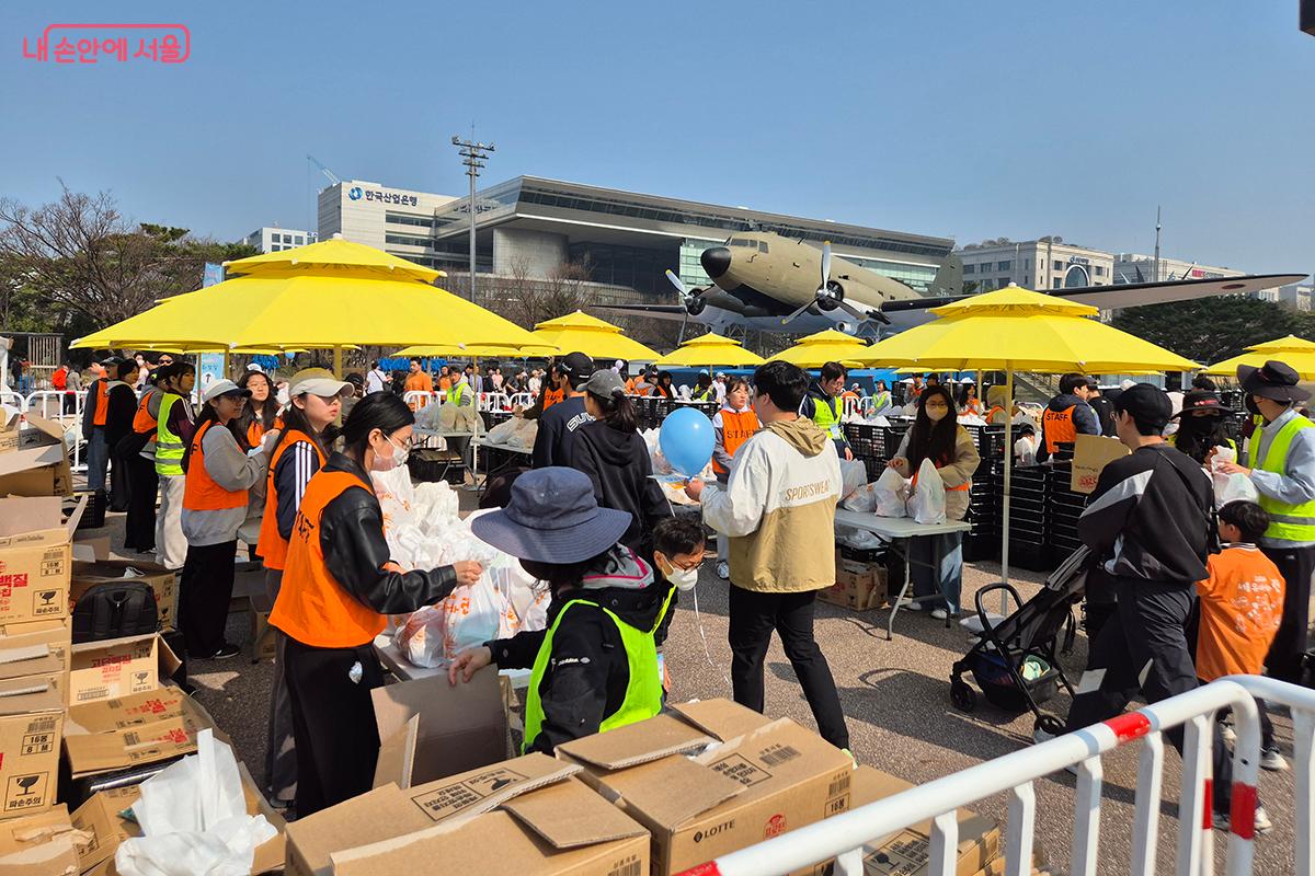 완주를 한 시민들은 서울시에서 배부하는 완주 기념 메달과 과자, 음료를 받았다.