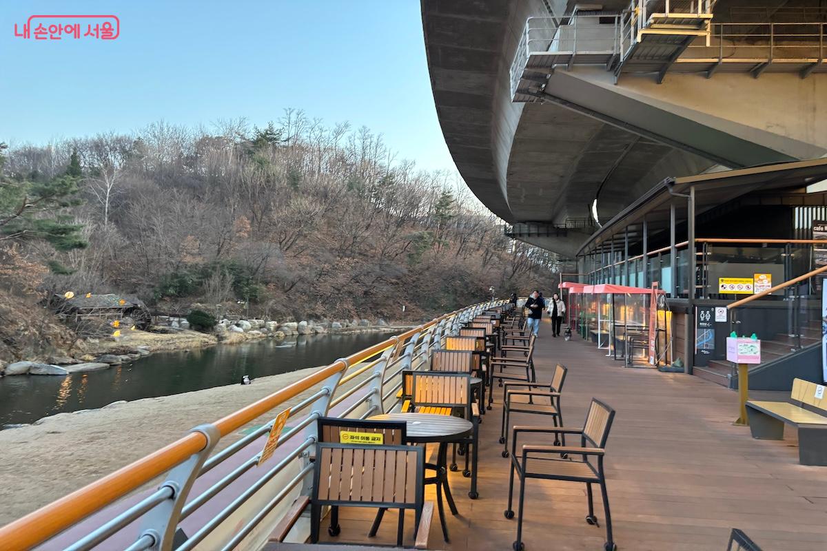 폭포를 바라볼 수 있는 좌석이 공간 곳곳에 마련되어 있다. &copy;이혜원