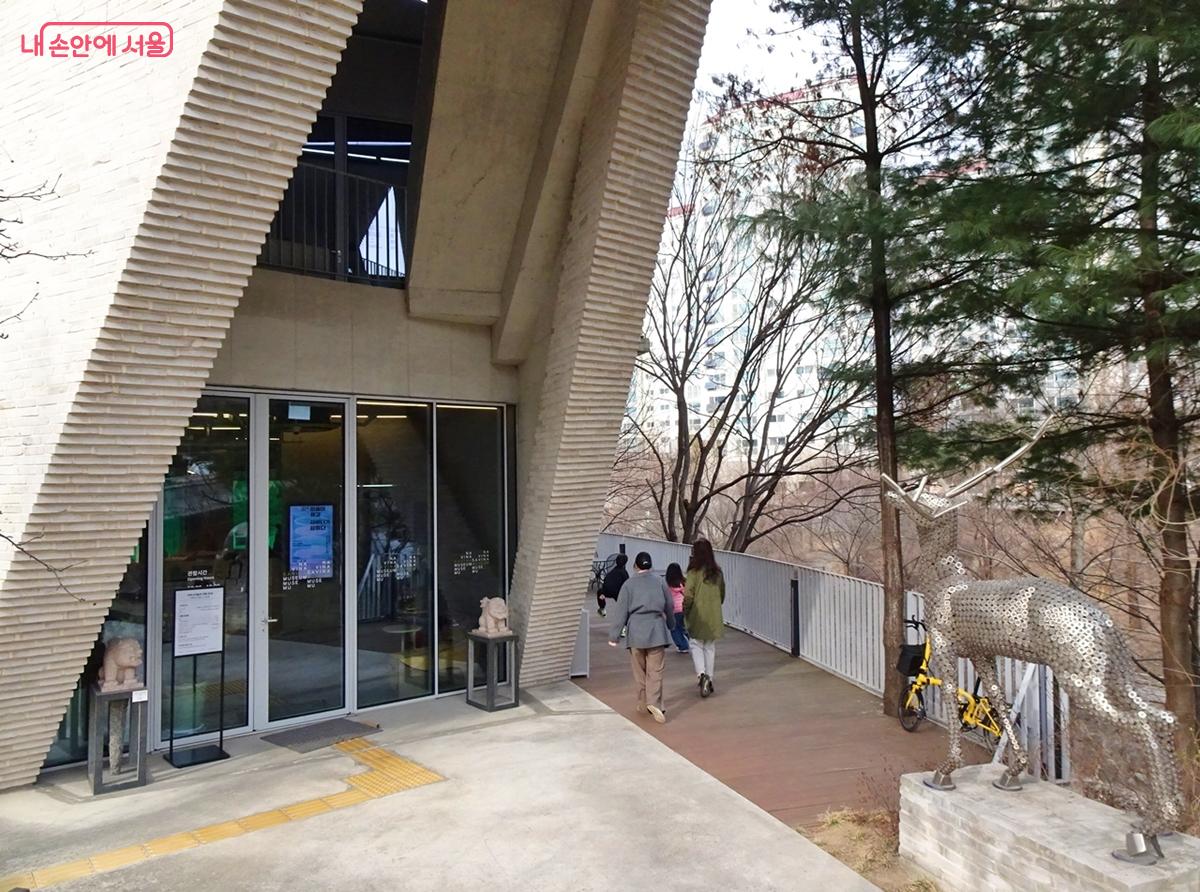 구파발천 곁에 자리한 사비나 미술관 ⓒ김종성