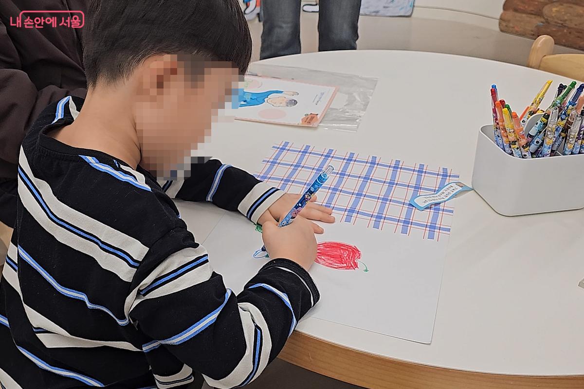 3층 아이들스튜디오에서 직접 나만의 옷 모양을 그려보는 디자인 체험 &copy;오도연