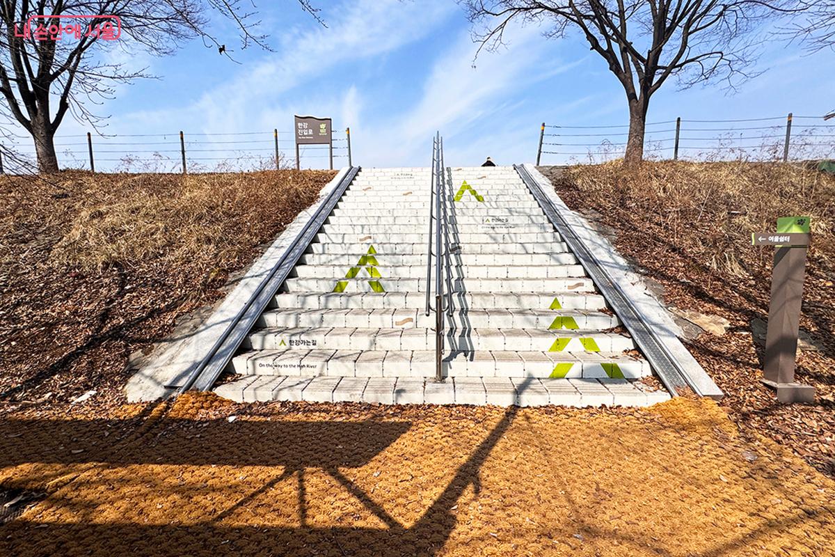 진입 계단에 그래픽 디자인을 더해 산책길 전체의 분위기가 한층 밝아졌다. &copy;전미애