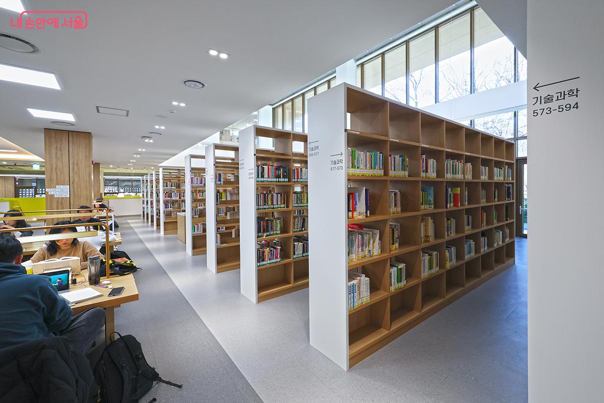 깔끔한 공간 구성이 인상적인 강동숲속도서관 &copy;김주연