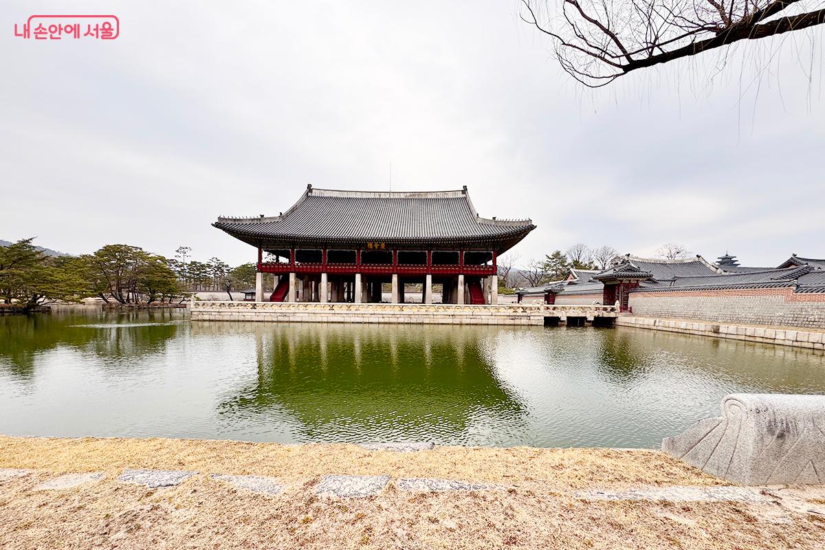 1455년 수양대군의 압력에 단종은 경회루 앞 연못가에서 왕위를 물려줘야 했다. 이 장면을 본 충신 박팽년이 분노해 물에 뛰어들려다 말린 일화도 유명하다. &copy;전미애