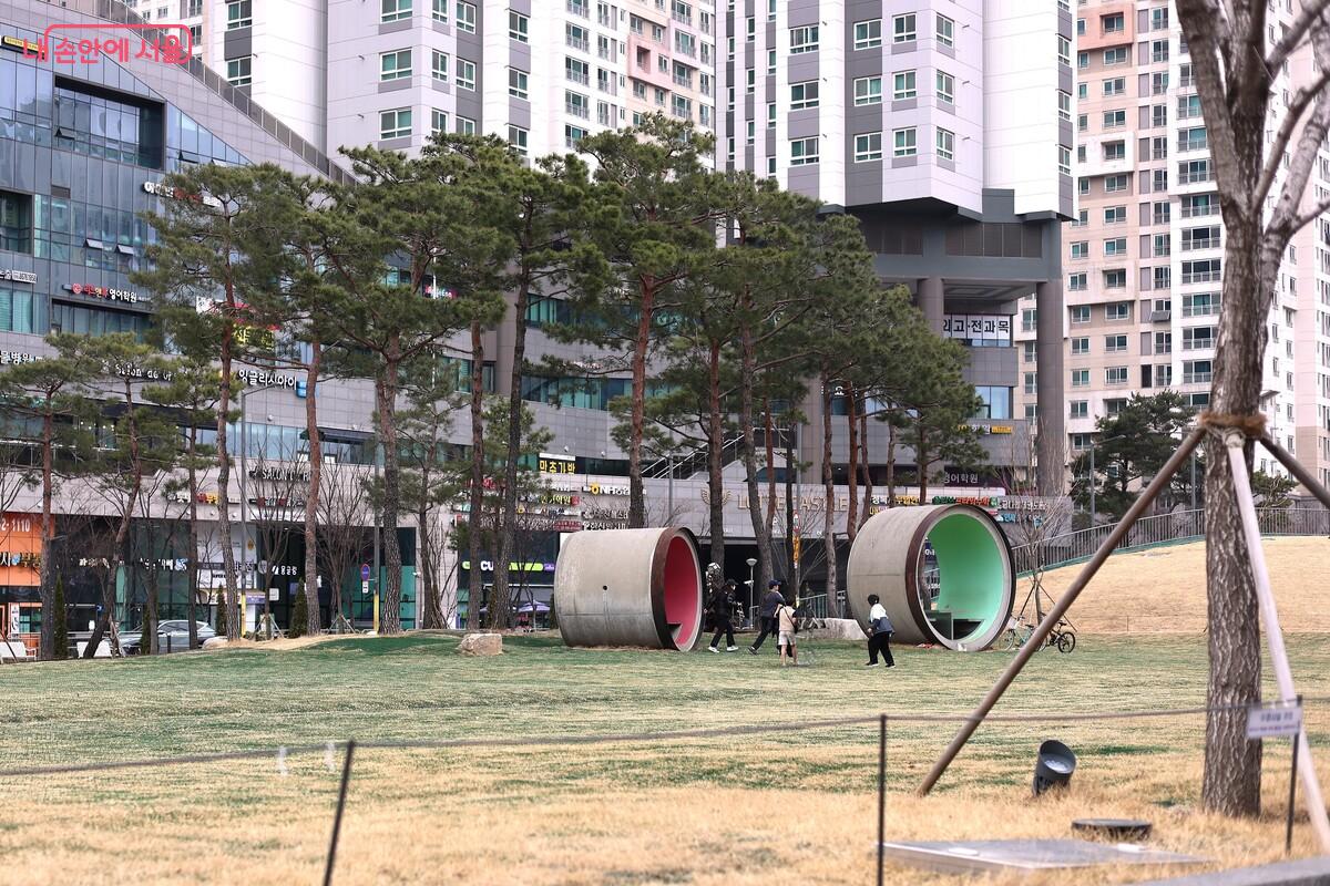 금나래 중앙공원에서 아이들이 놀고 있다. &copy;김예진