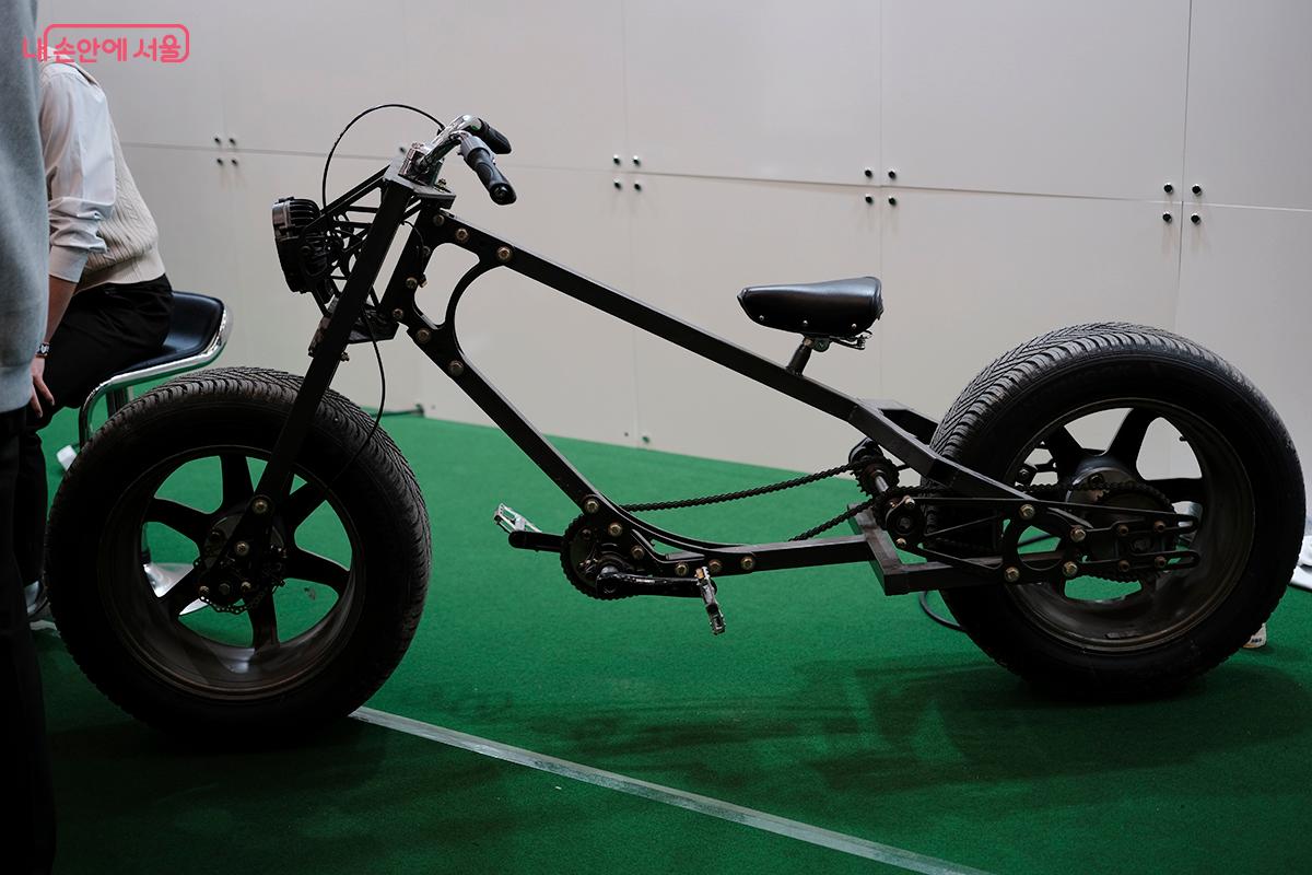 할리 데이비슨 오토바이의 외형에 사람의 다리 힘을 동력원으로 삼아 독특한 주행 경험을 제공하는 &lsquo;긱블 데이브슨&rsquo; ⓒ김아름