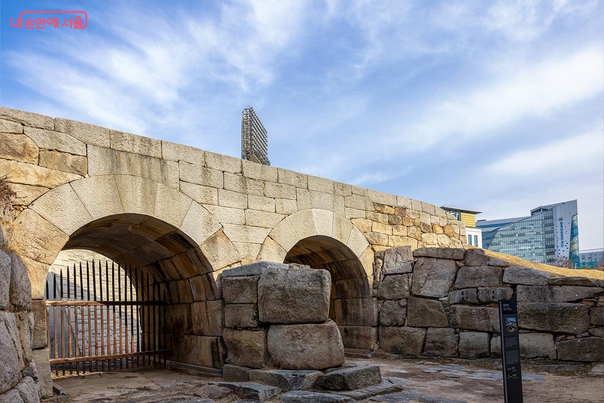 두 개의 아치 구조가 남아 있는 이간수문 &copy;장신자