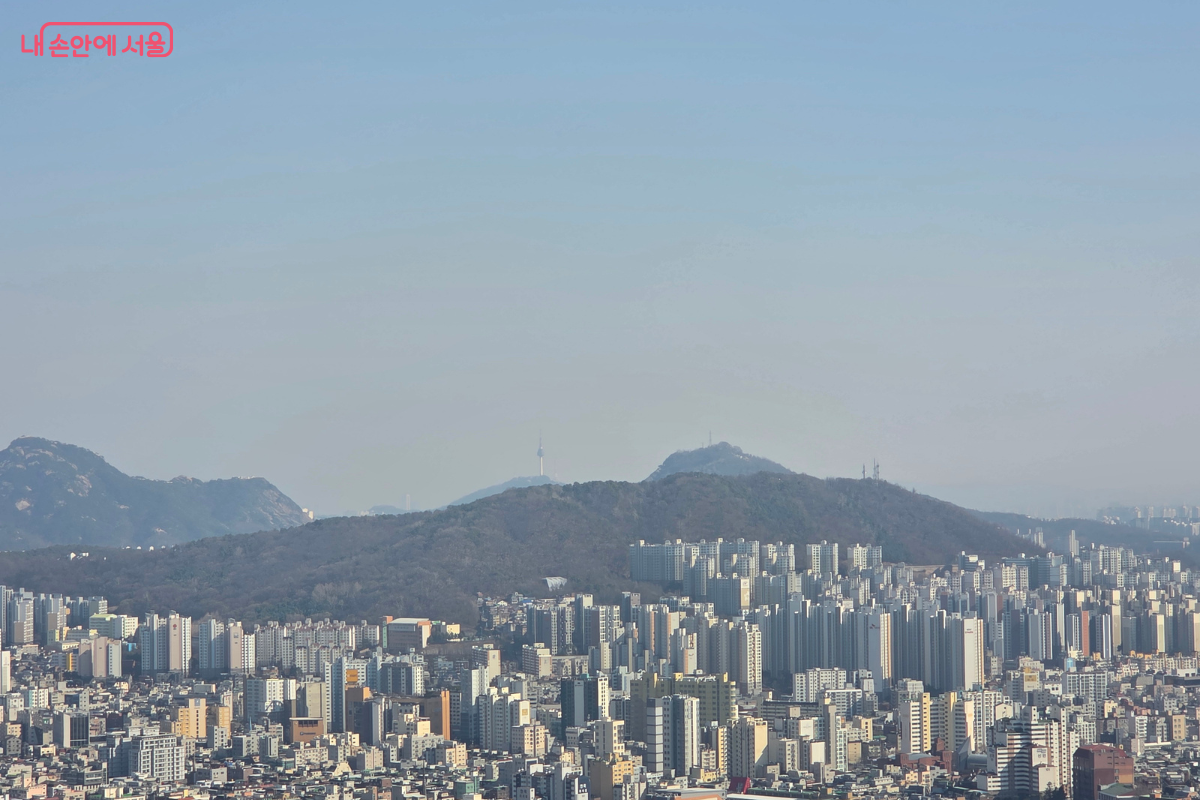 봉산 정상에서 바라본 서울 도심과 남산타워 모습 &copy;김승아