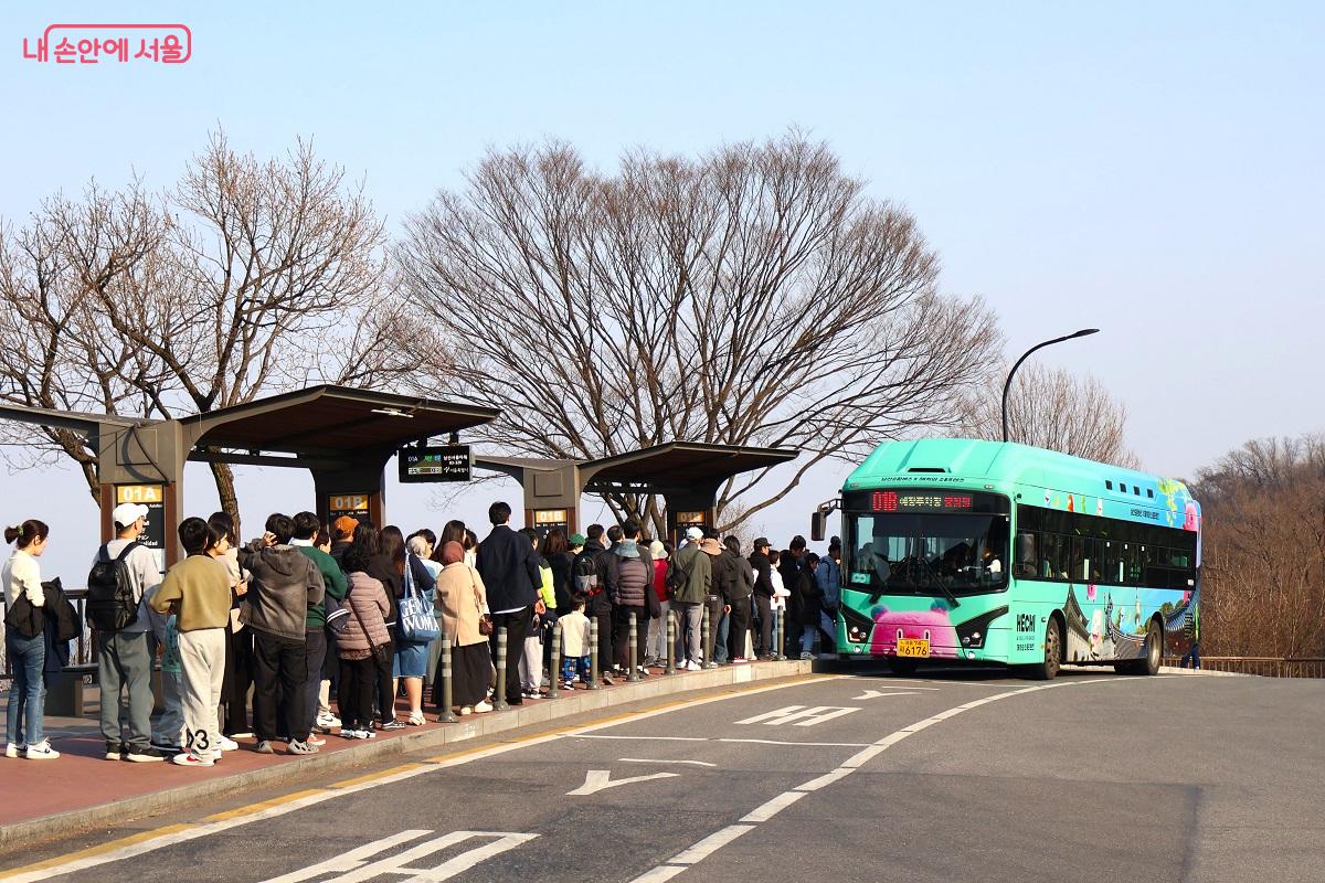 귀여운 캐릭터로 새단장한 남산 순환버스를 이용하는 관람객들 &copy;이봉덕
