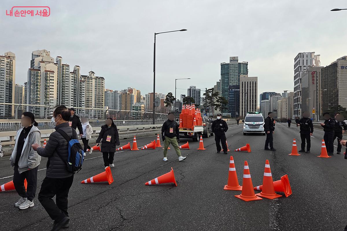 반환점 구간 또한 도보와 자전거 도로가 라바콘으로 명확히 구별되어 있다. &copy;이다현