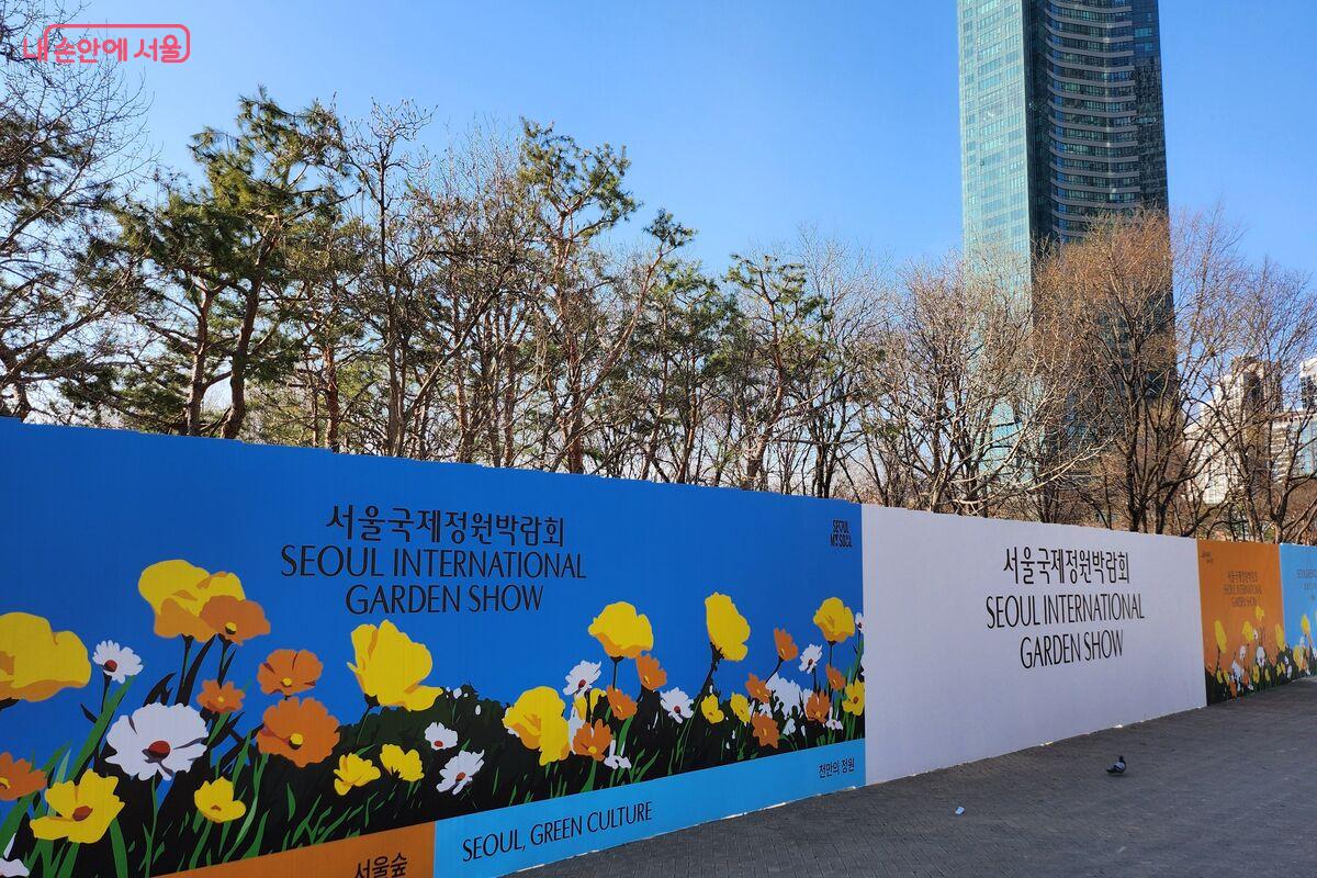 펜스로 둘러싸여 있는 서울숲 중심 광장 ©장지영