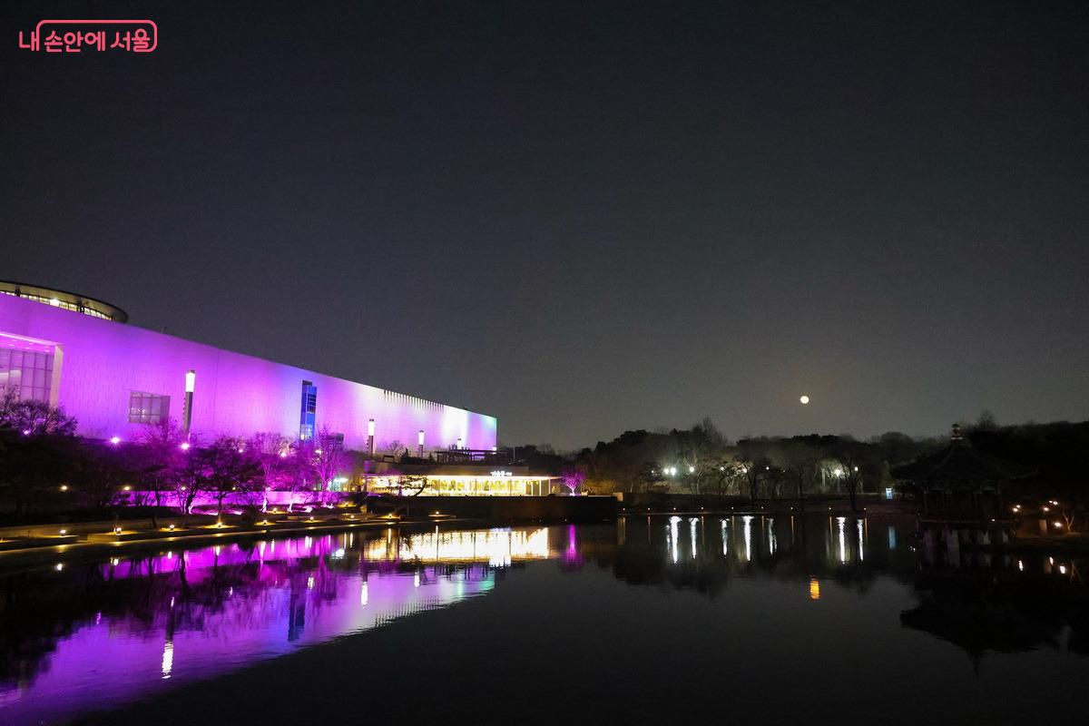 둥근달이 거울못에 내려앉아 더욱 운치가 있다. &copy;박성환