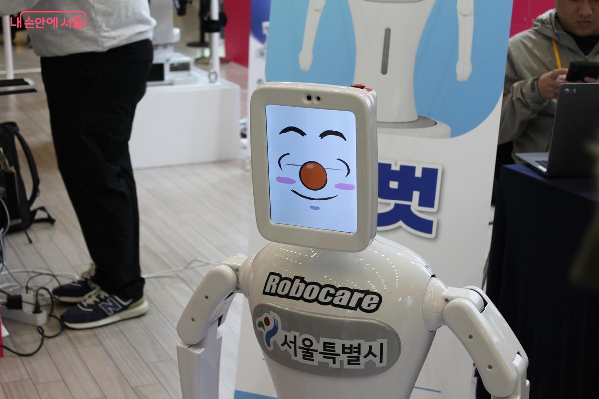 치매예방 교육훈련 로봇 '실벗'의 모습